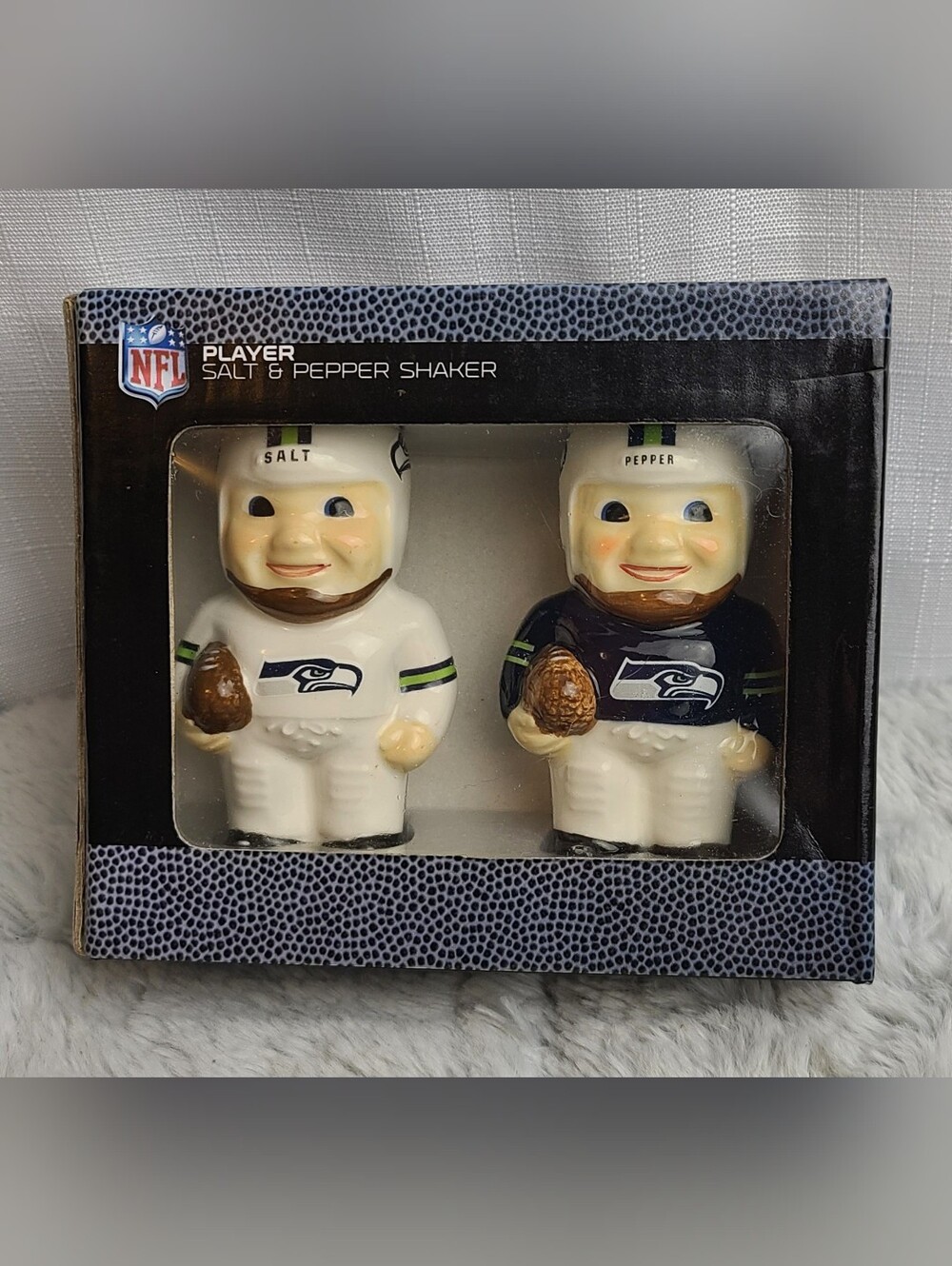 Nib NFL SEATTLE SEAHAWKS Football Player  Ceramic Salt And Pepper Shakers RARE